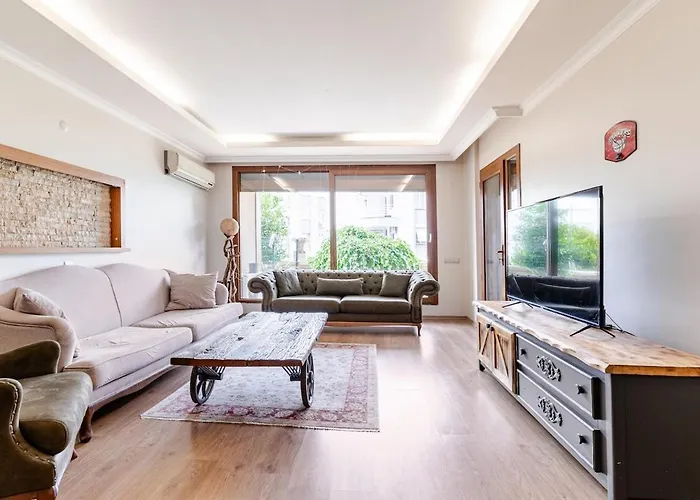 Deluxe Three-Bedroom Apartment